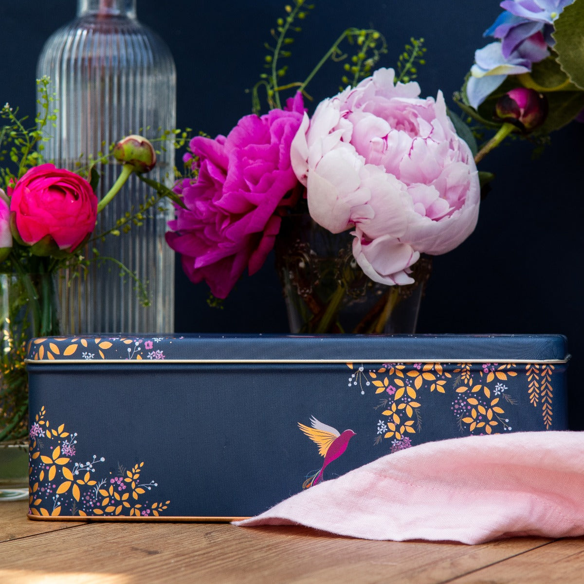 Boîte rectangulaire longue et profonde en forme de colibri bleu marine