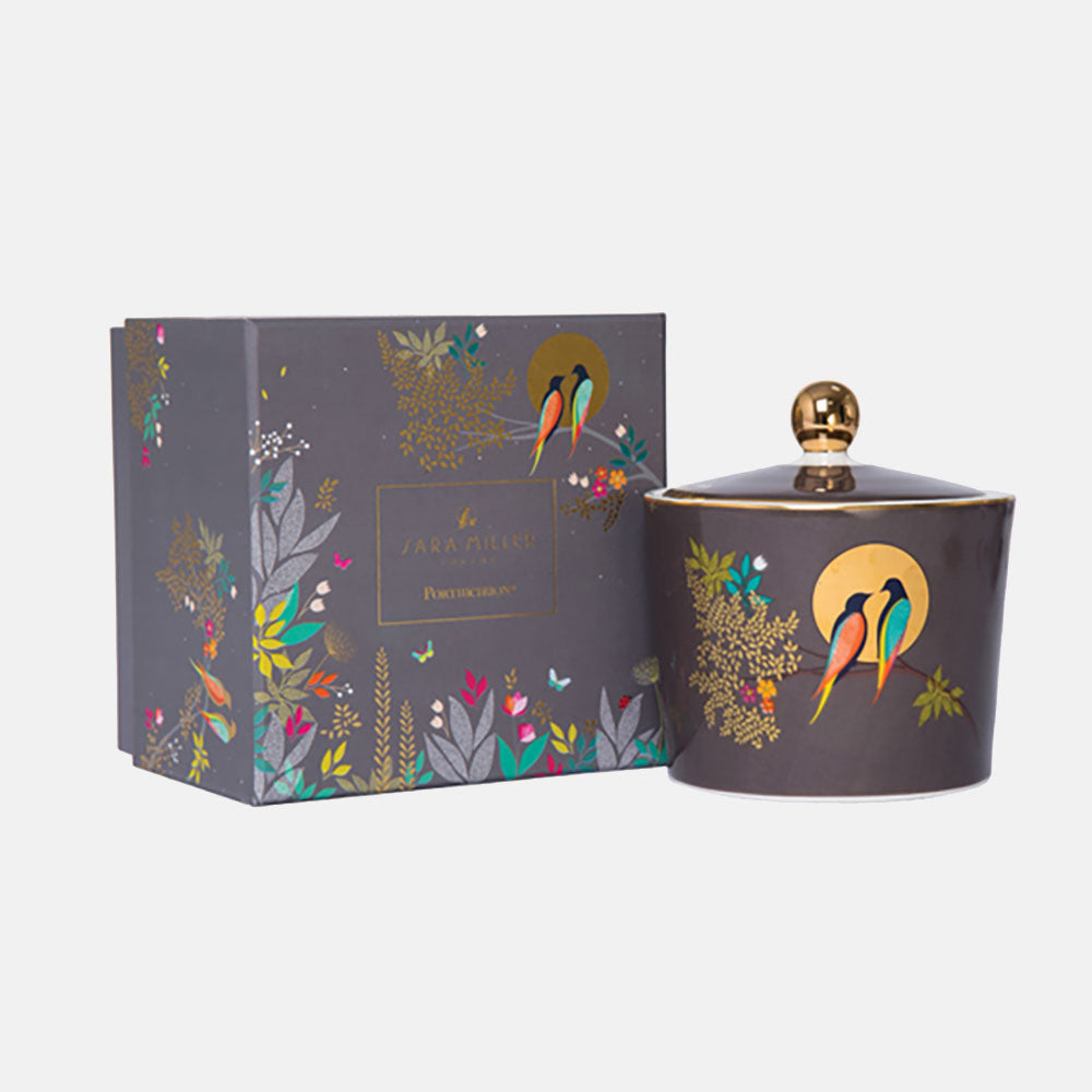 Oiseaux dans un pot à sucre en forme de lune