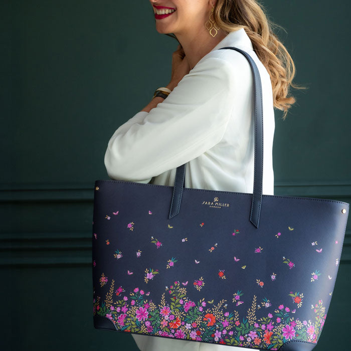 Model wearing bag.